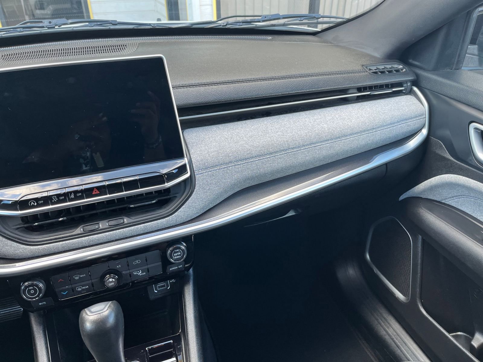 Thumbnail: 2023 Jeep Compass - 34