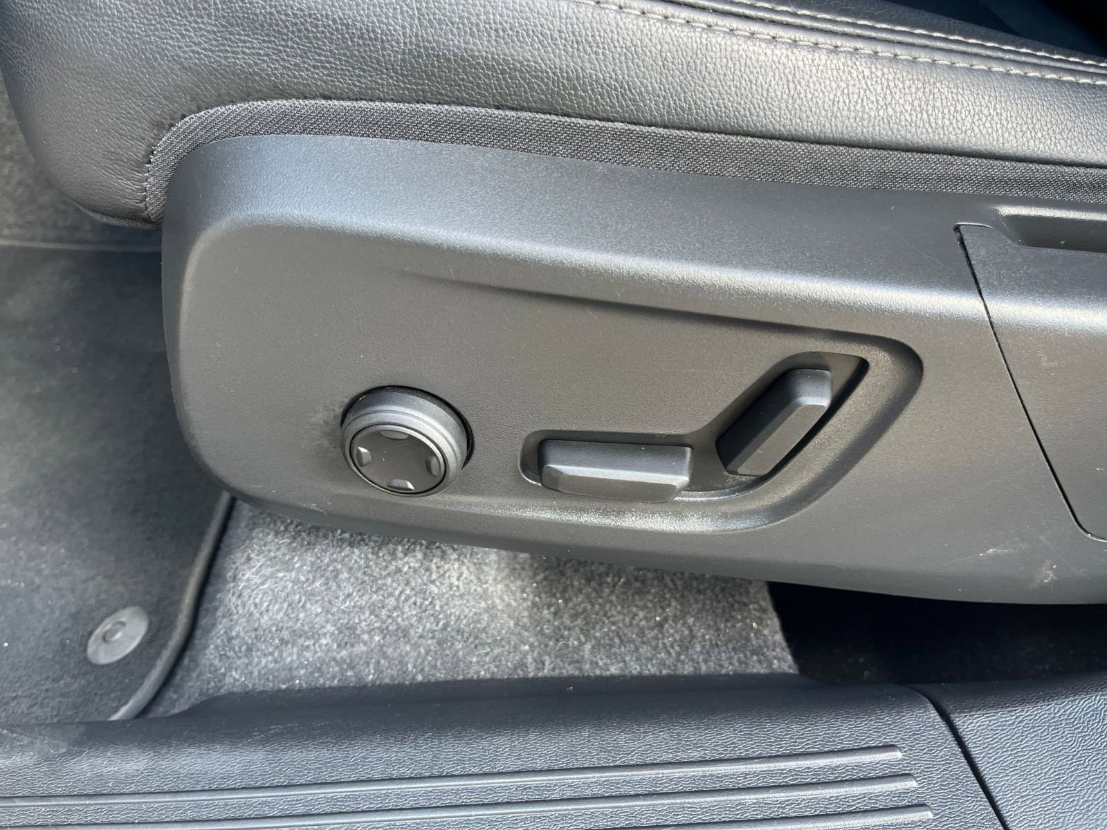 Thumbnail: 2024 Volvo XC40 - 23