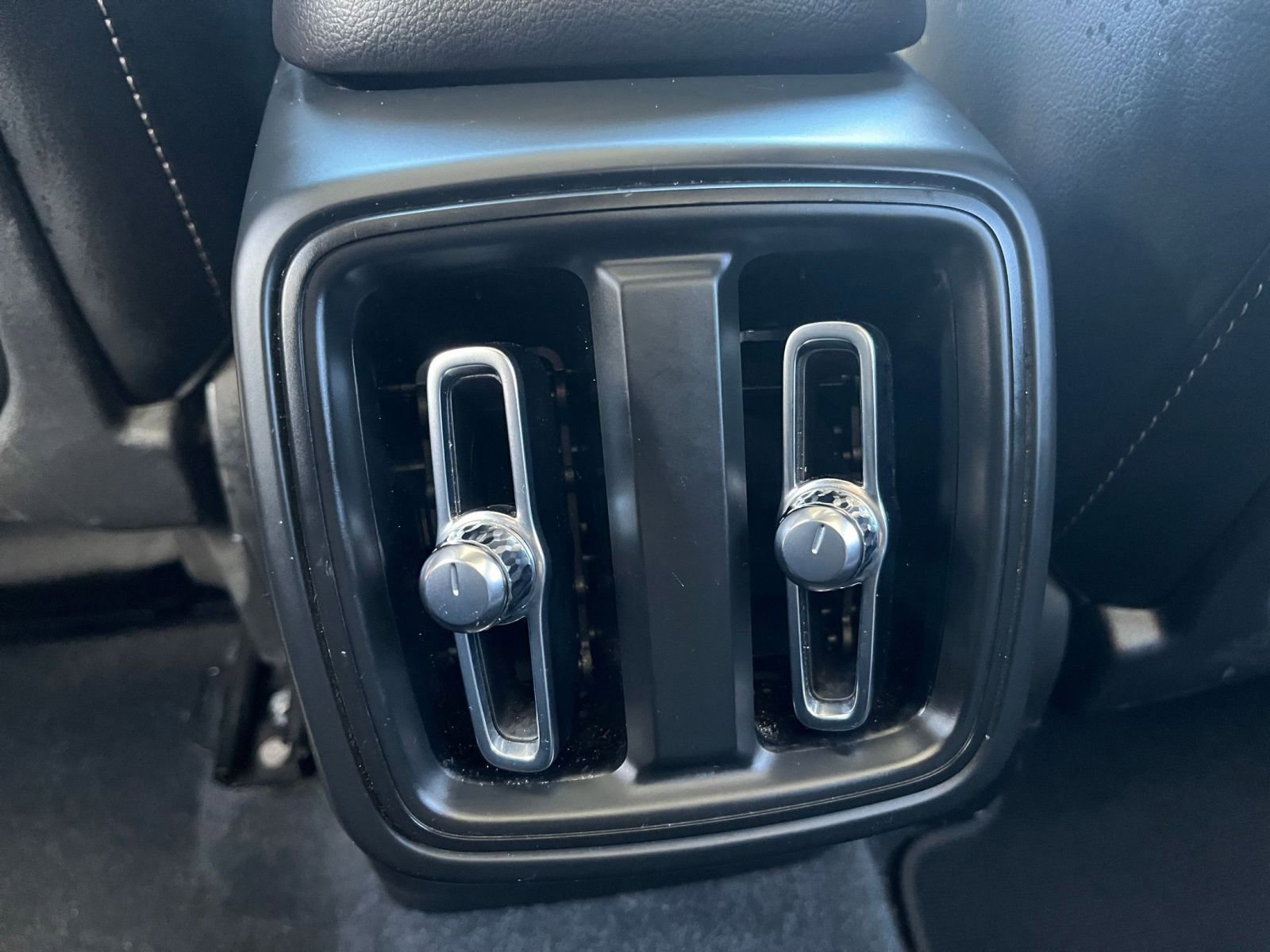 Thumbnail: 2024 Volvo XC40 - 24