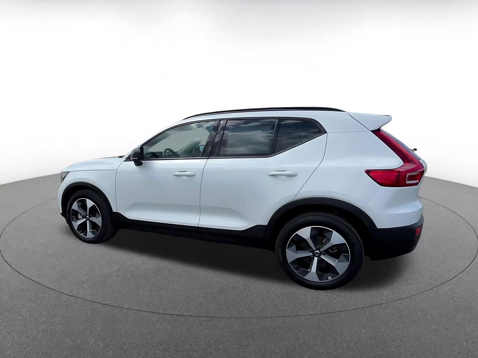 Thumbnail: 2024 Volvo XC40 - 10