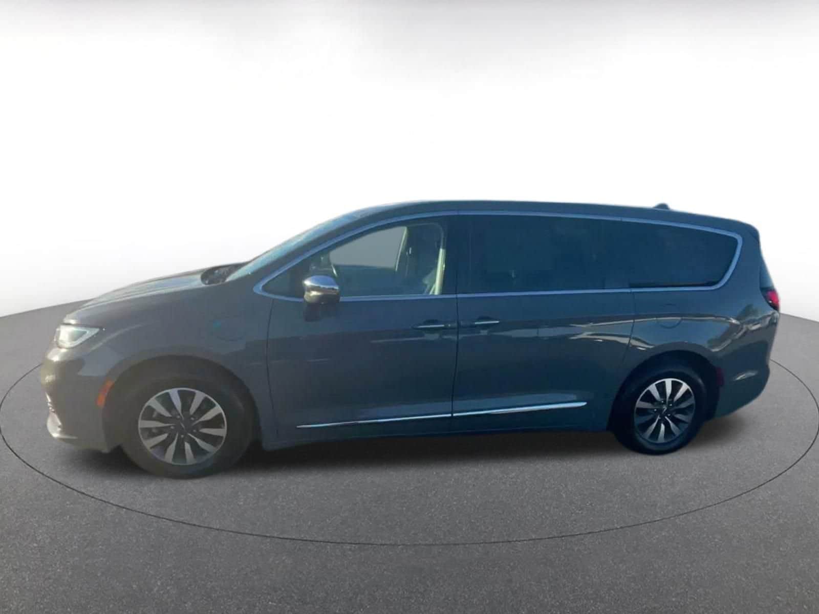 Thumbnail: 2022 Chrysler Pacifica - 9