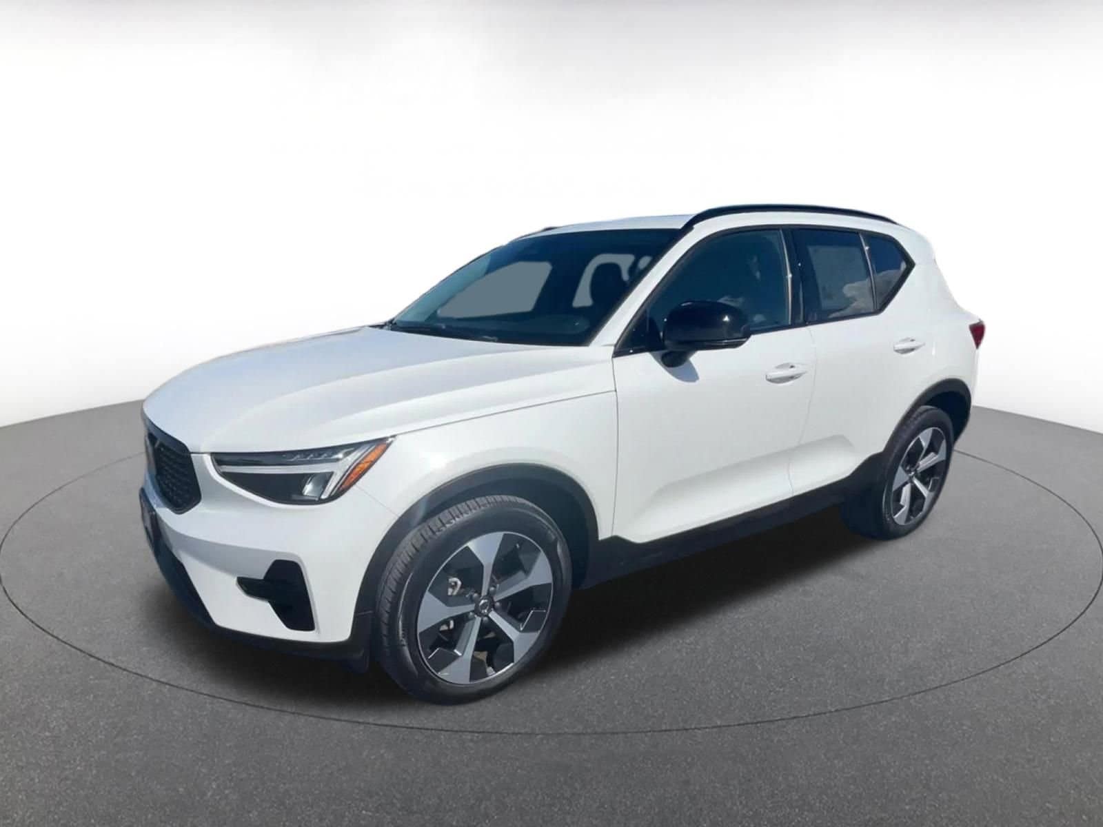 Thumbnail: 2024 Volvo XC40 - 8