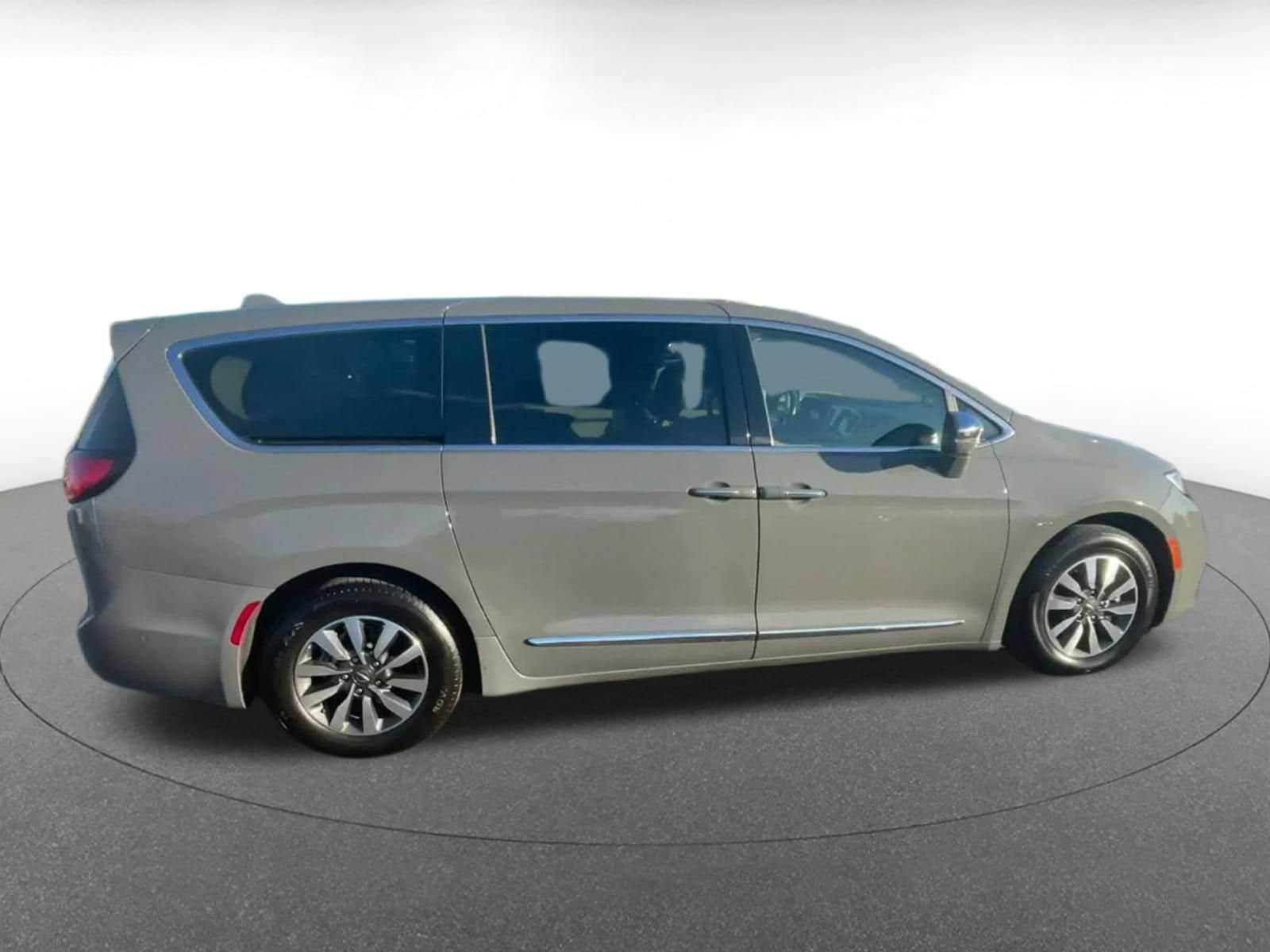 Thumbnail: 2022 Chrysler Pacifica - 16