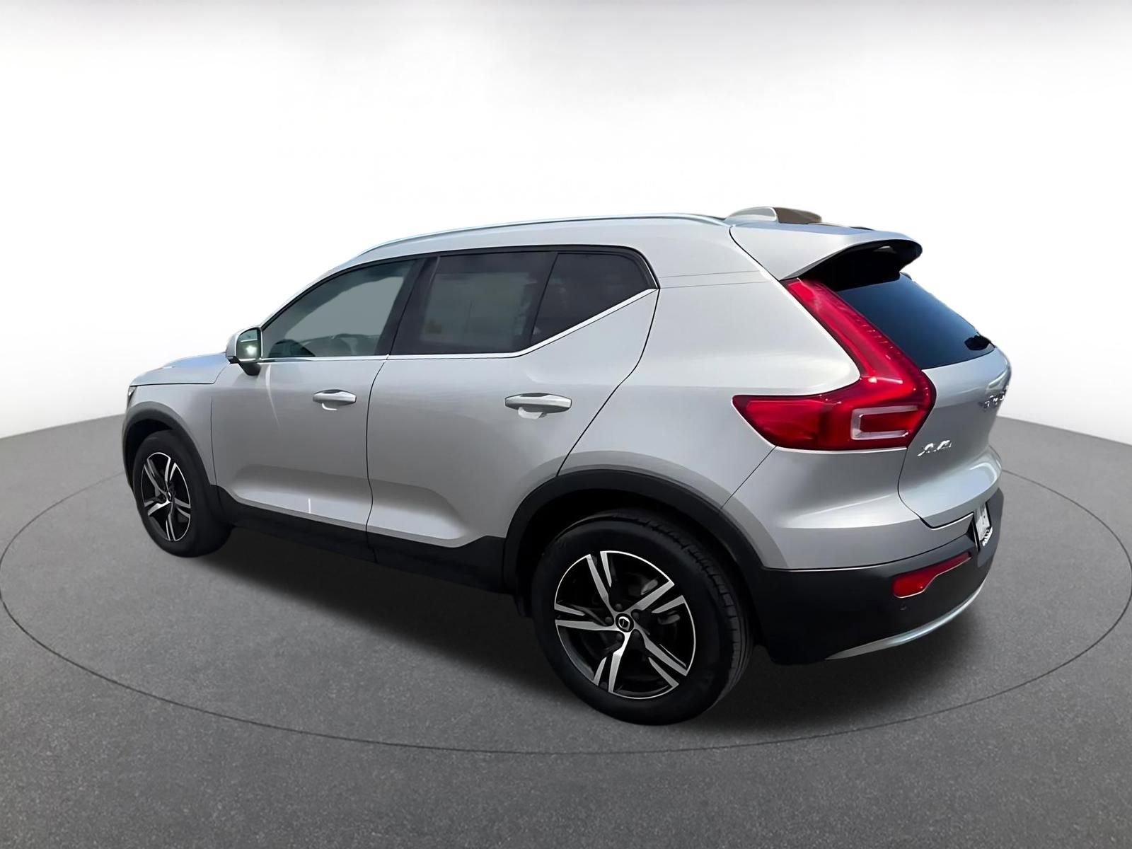 Thumbnail: 2024 Volvo XC40 - 10