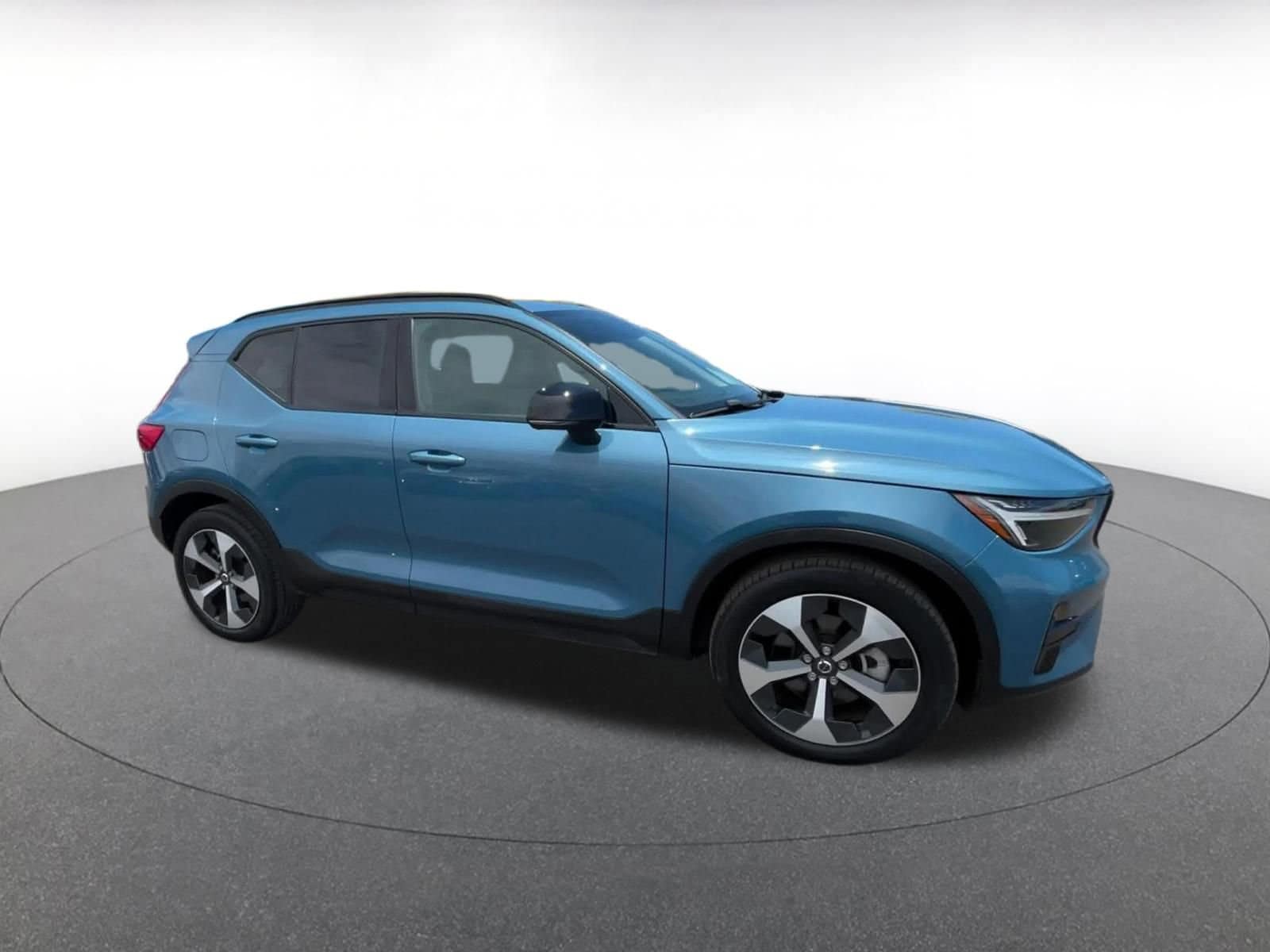 Thumbnail: 2024 Volvo XC40 - 2