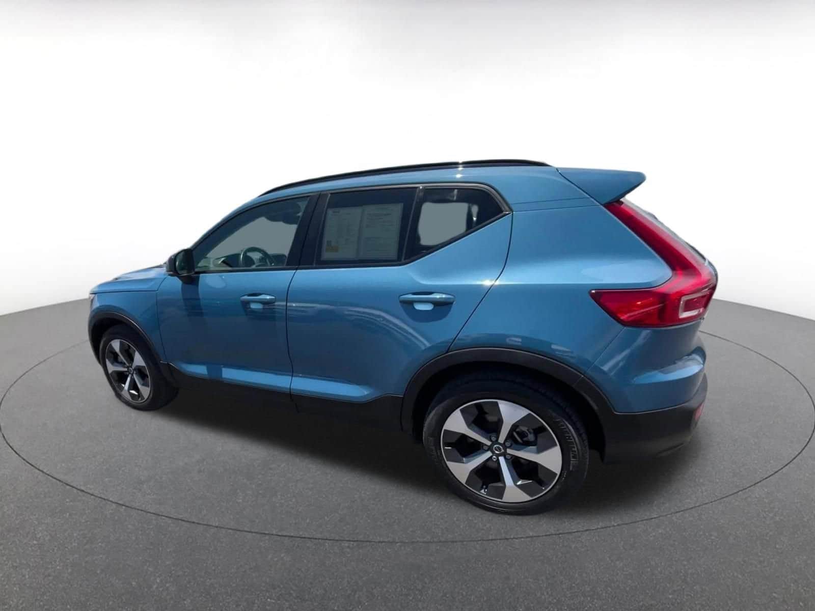 Thumbnail: 2024 Volvo XC40 - 10