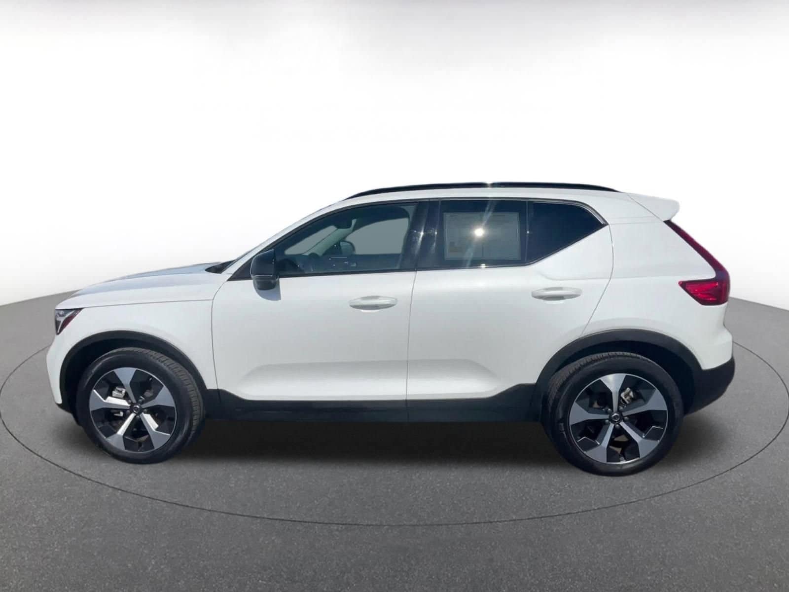 Thumbnail: 2024 Volvo XC40 - 9