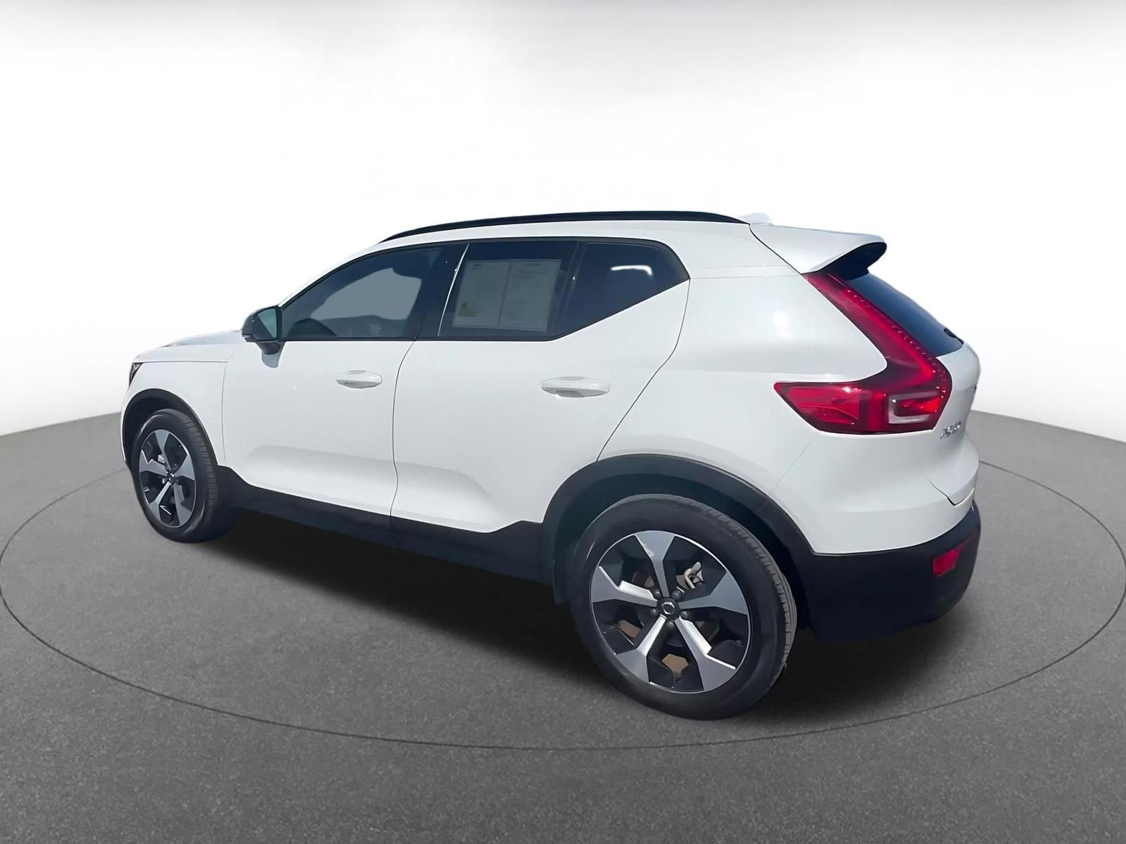 Thumbnail: 2024 Volvo XC40 - 10