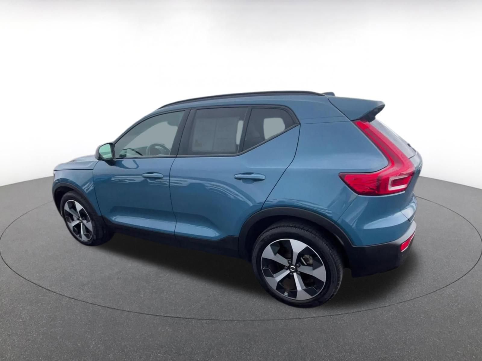 Thumbnail: 2024 Volvo XC40 - 10