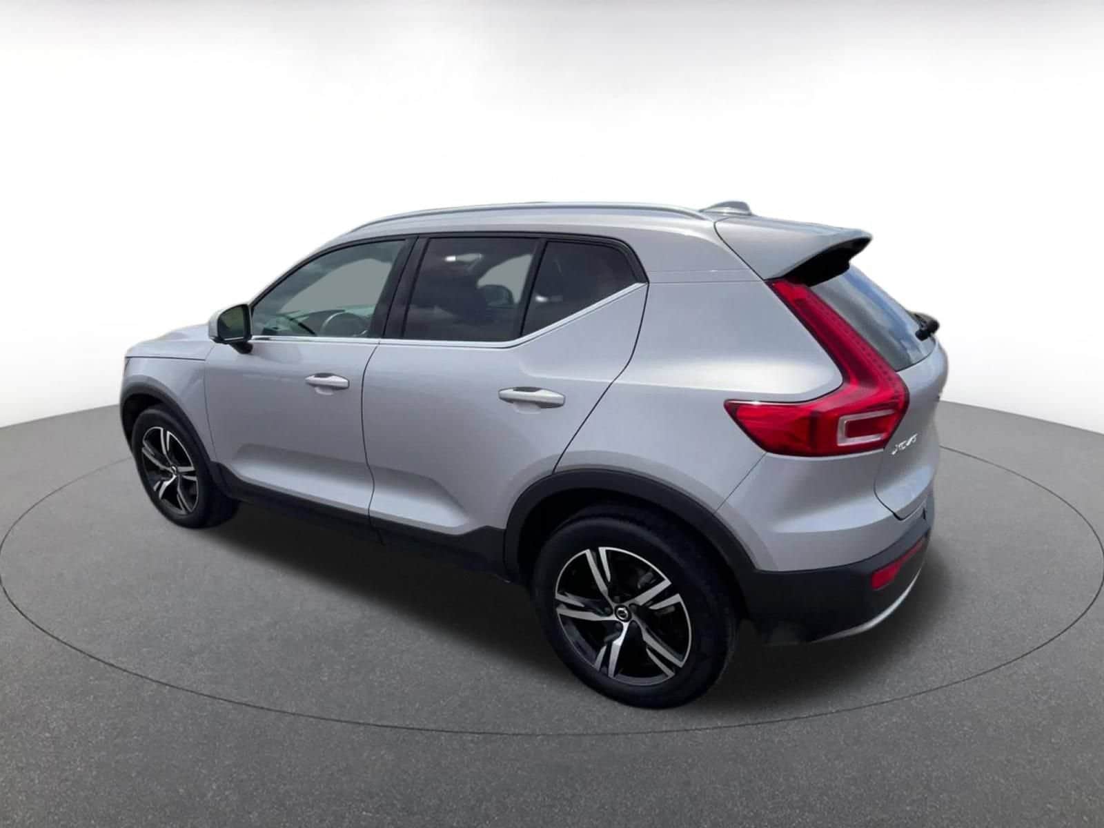 Thumbnail: 2024 Volvo XC40 - 10
