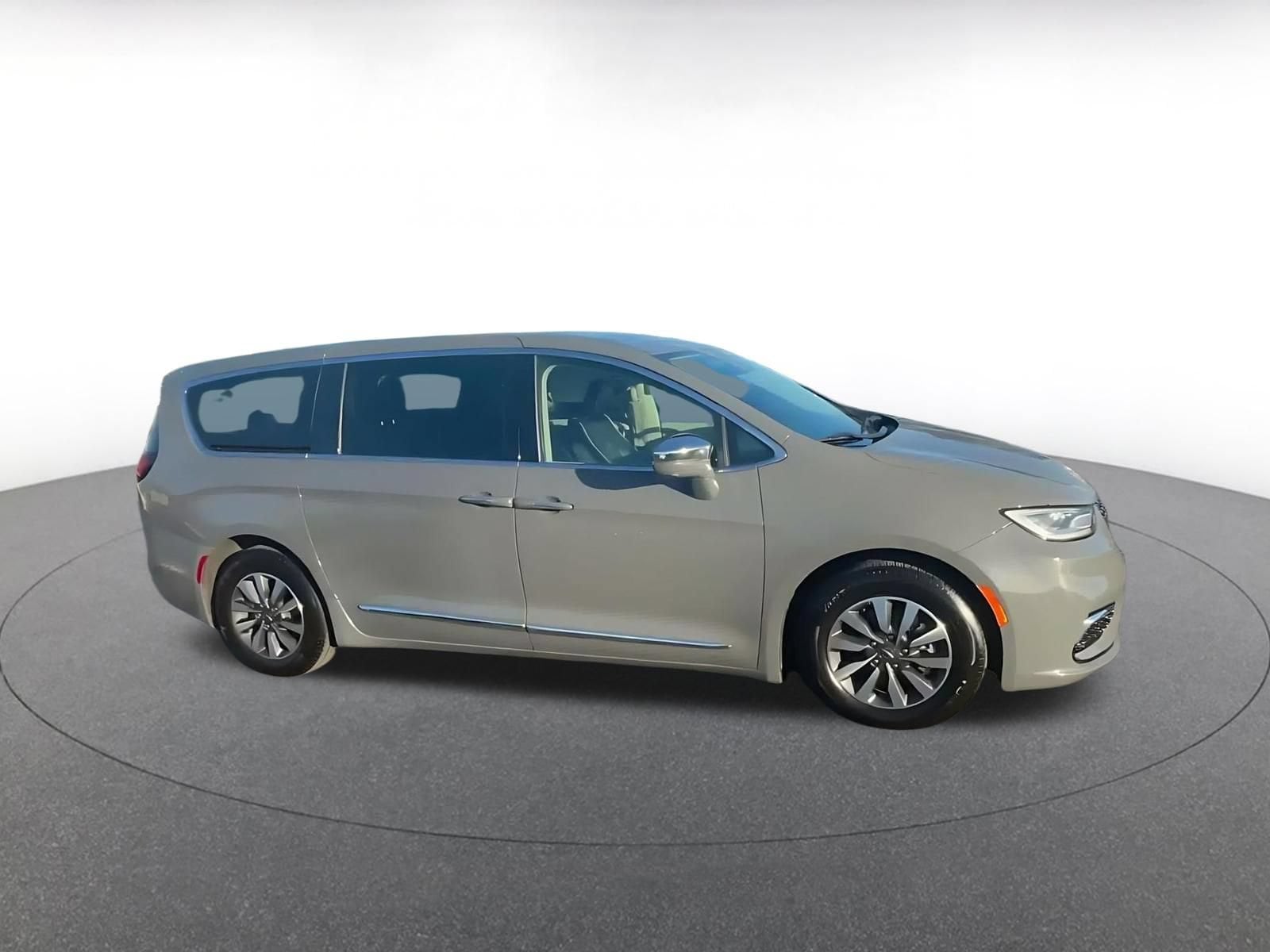 Thumbnail: 2022 Chrysler Pacifica - 2