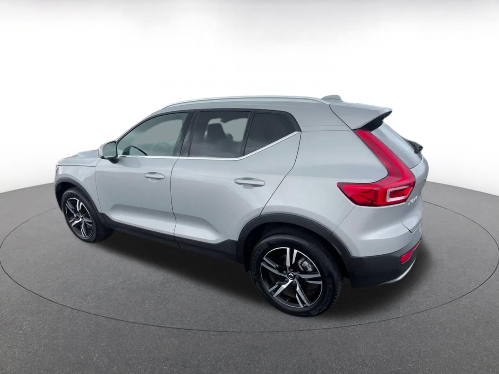Thumbnail: 2024 Volvo XC40 - 10