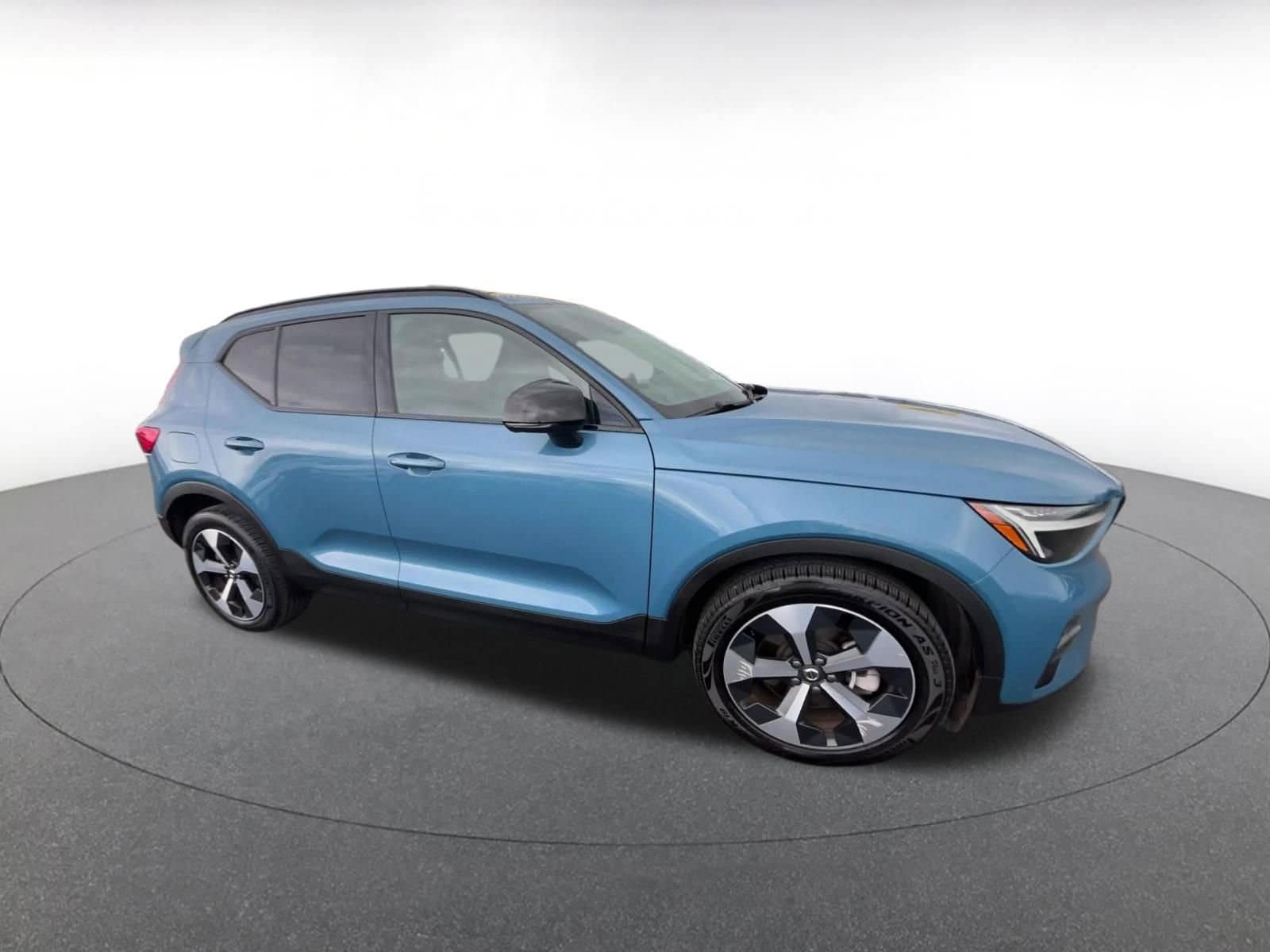 Thumbnail: 2024 Volvo XC40 - 2