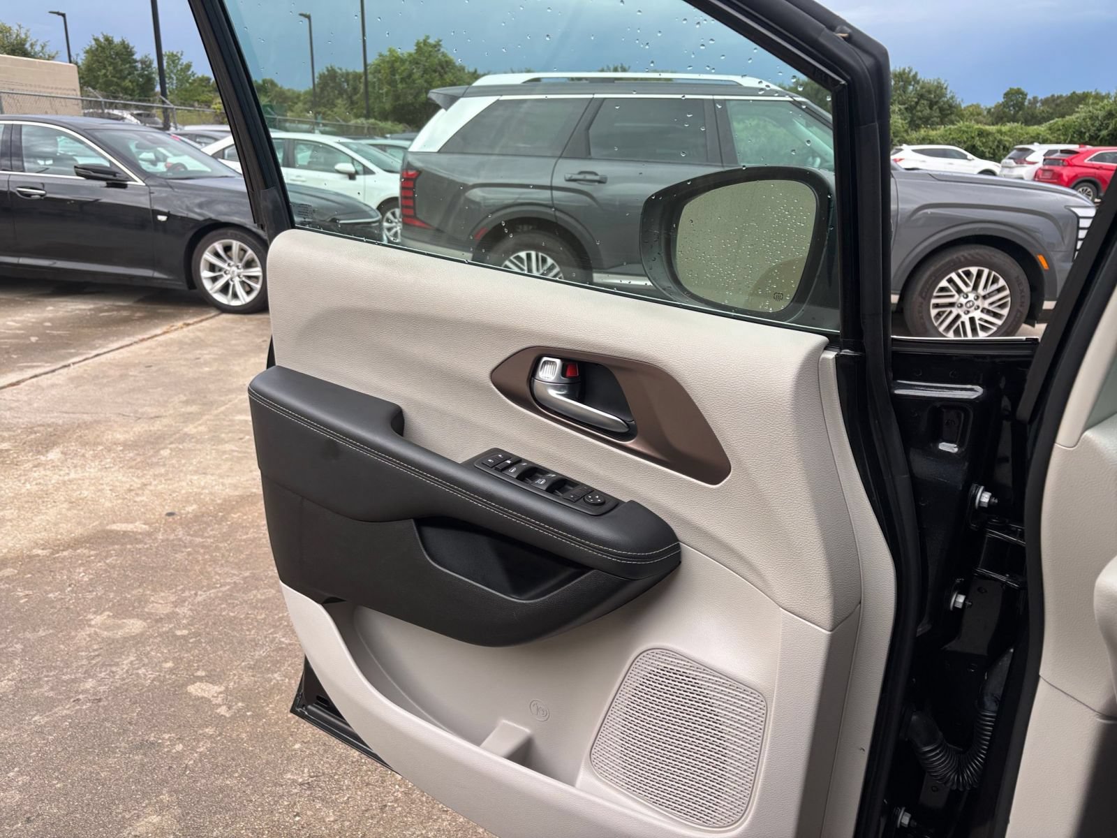 Thumbnail: 2023 Chrysler Voyager - 18