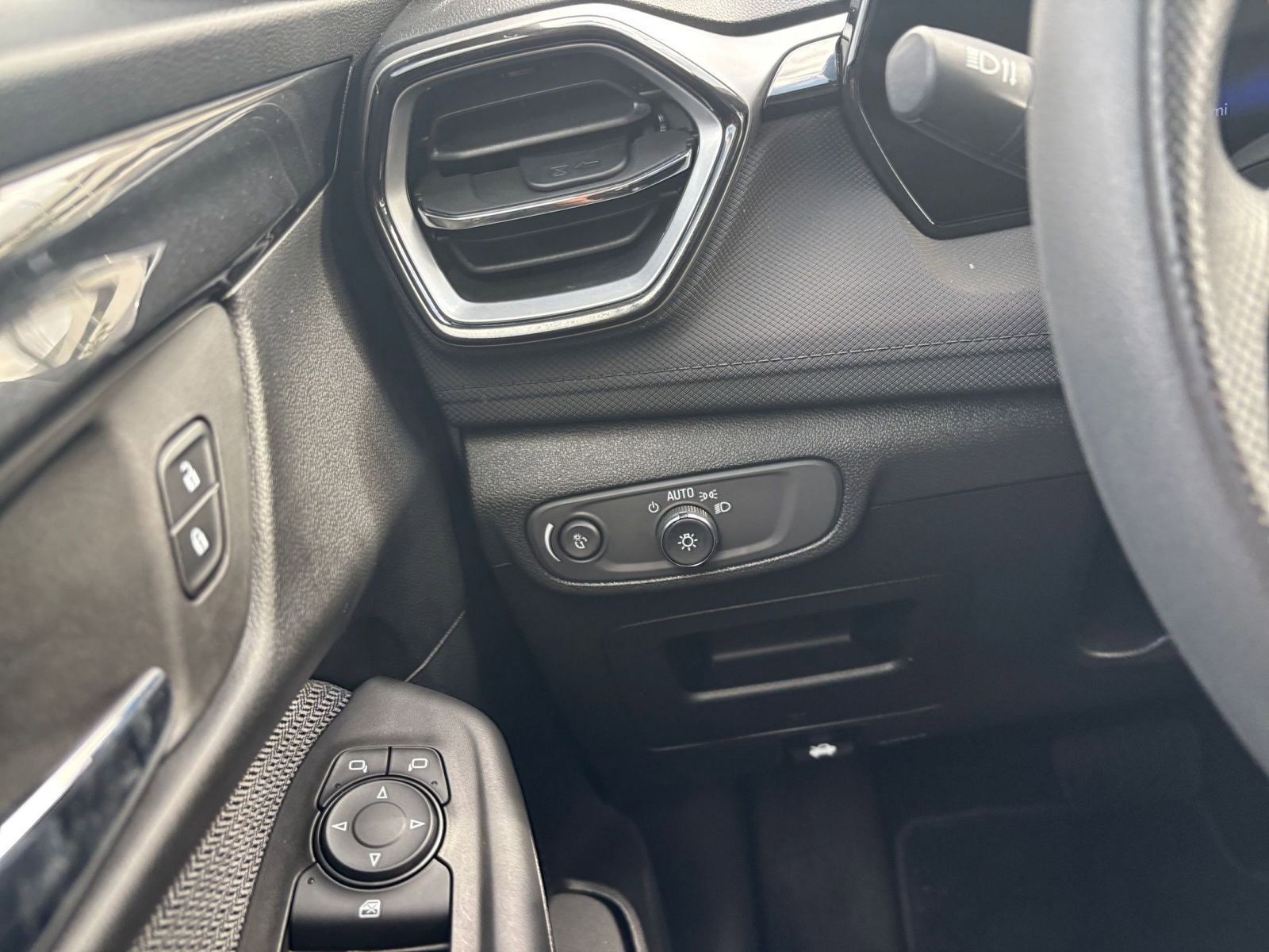 Thumbnail: 2025 Chevrolet TrailBlazer - 32