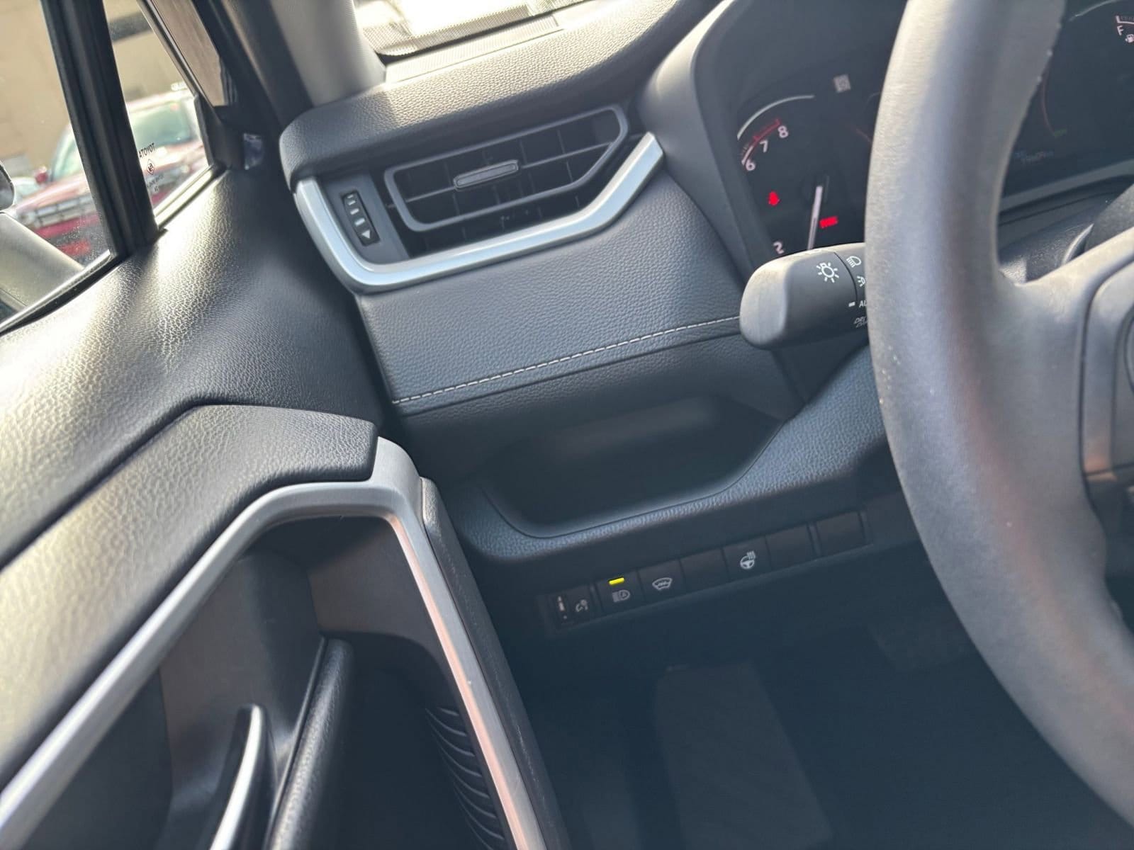 2024 Toyota RAV4 XLE 28
