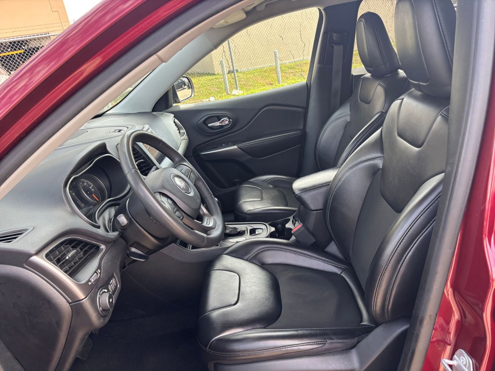 Thumbnail: 2020 Jeep Cherokee - 27