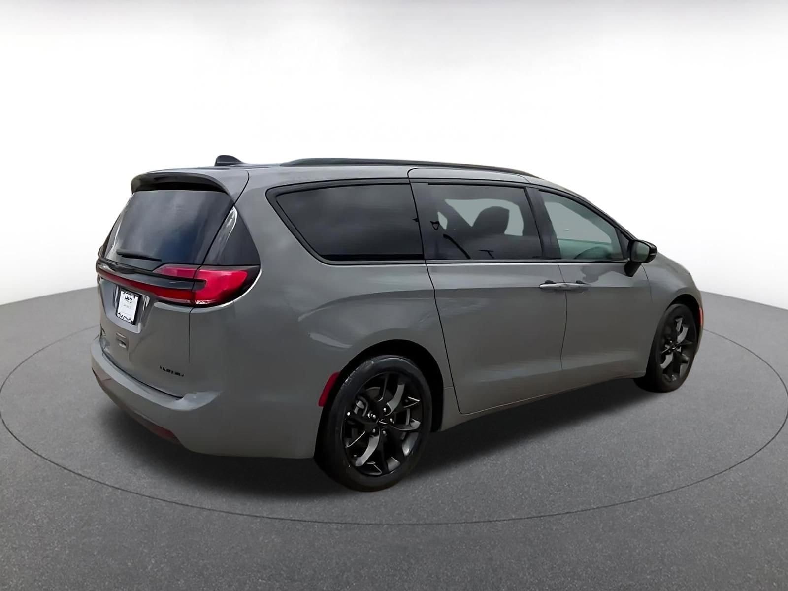 Thumbnail: 2025 Chrysler Pacifica - 15