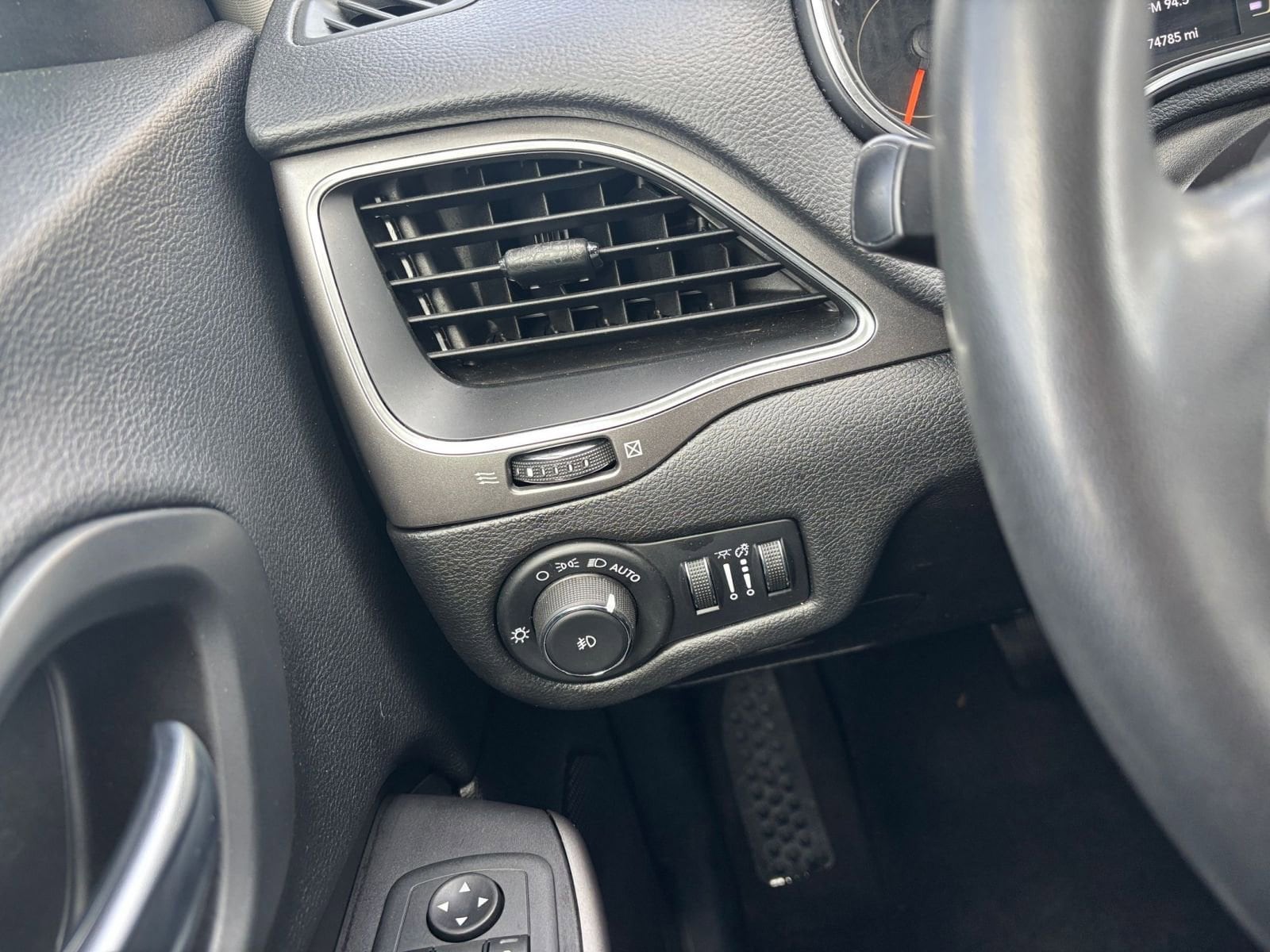 Thumbnail: 2020 Jeep Cherokee - 34