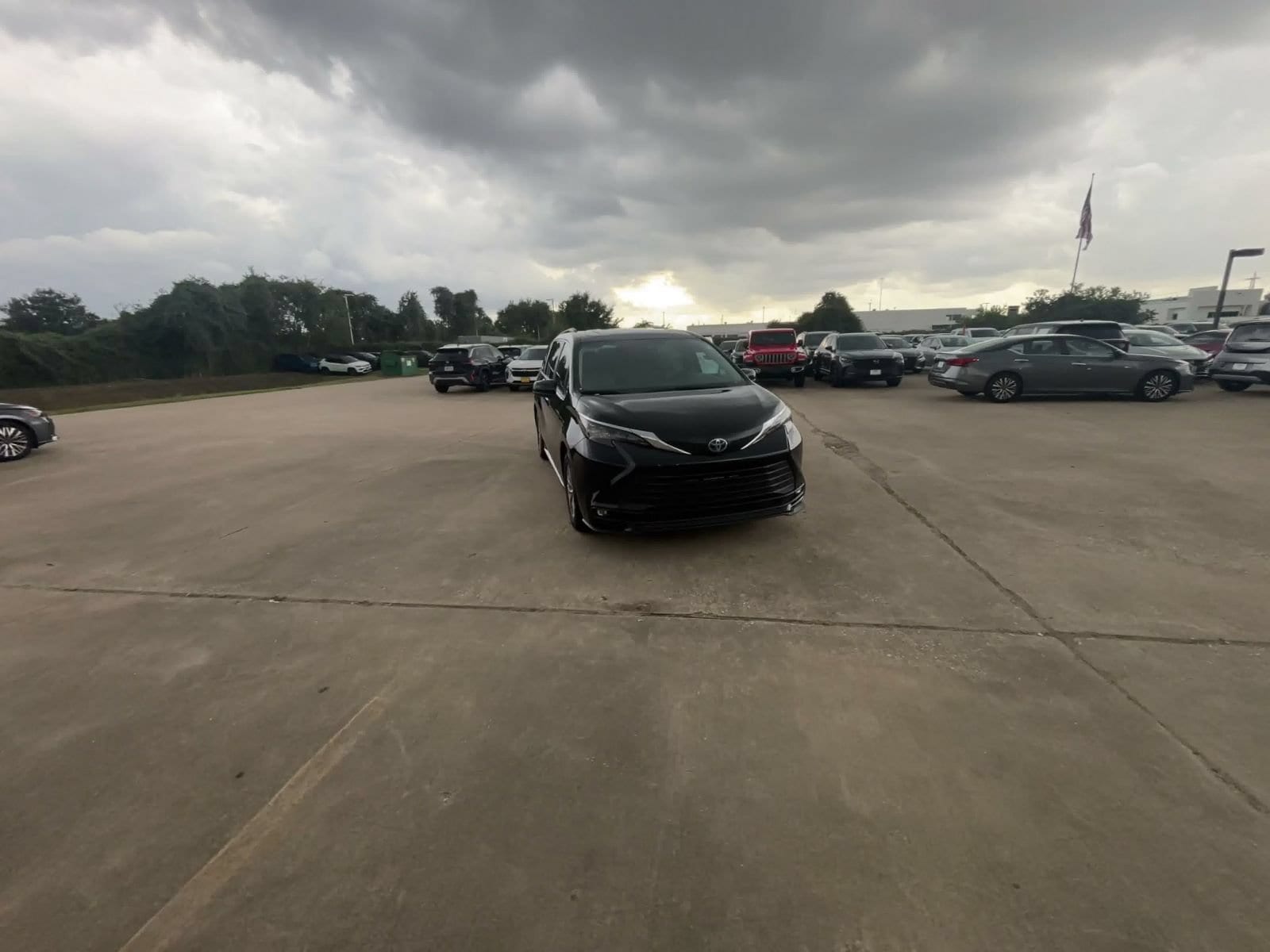 Thumbnail: 2025 Toyota Sienna - 3