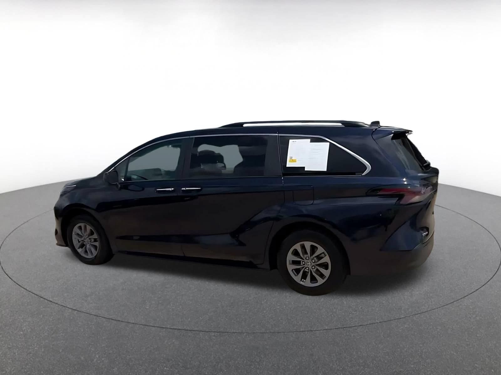 Thumbnail: 2025 Toyota Sienna - 9