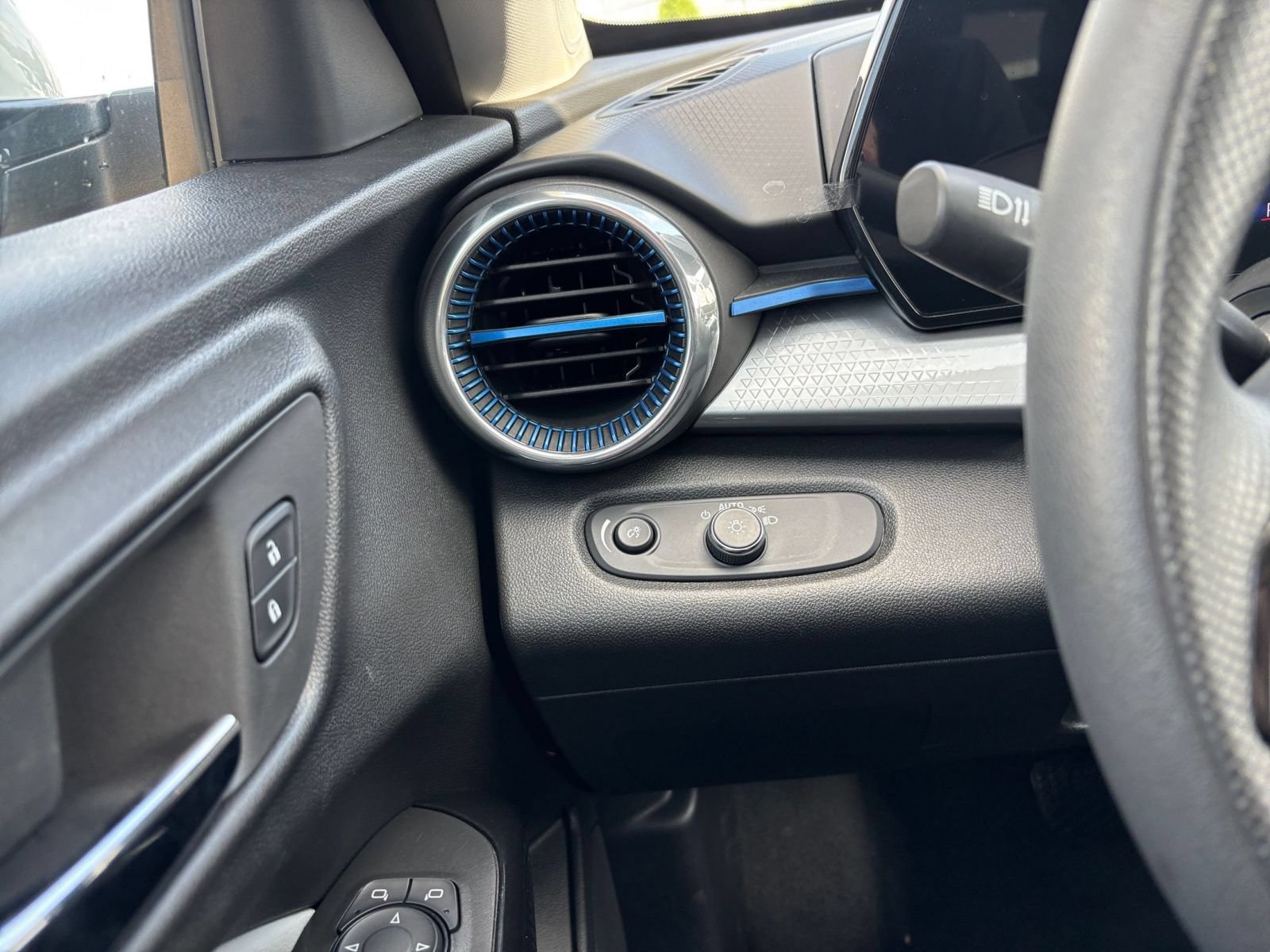 Thumbnail: 2025 Chevrolet Trax - 28