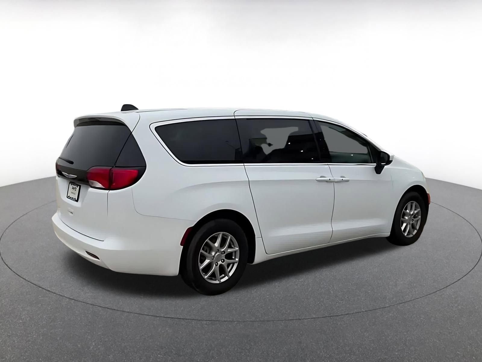 Thumbnail: 2023 Chrysler Voyager - 15