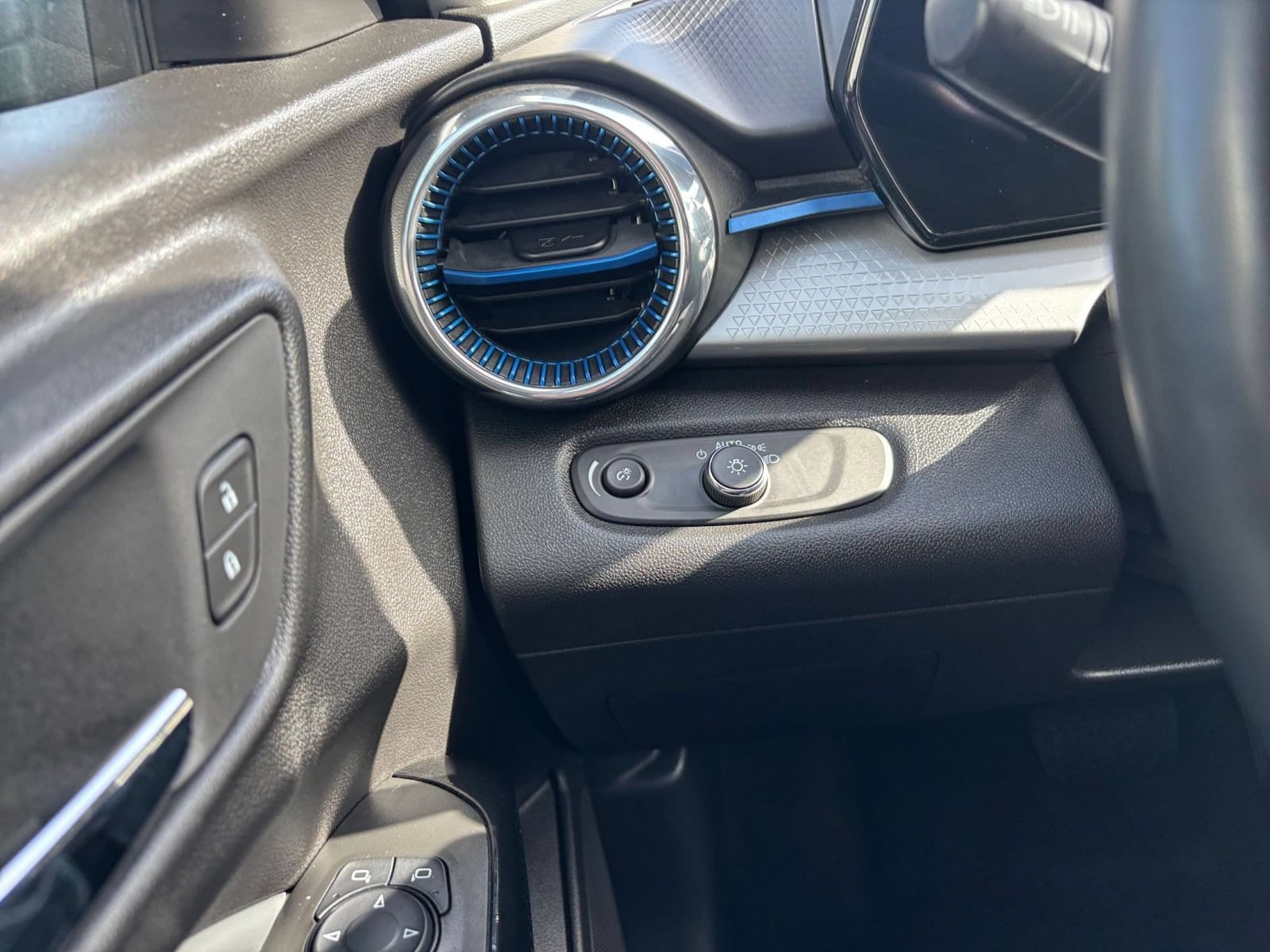Thumbnail: 2025 Chevrolet Trax - 33