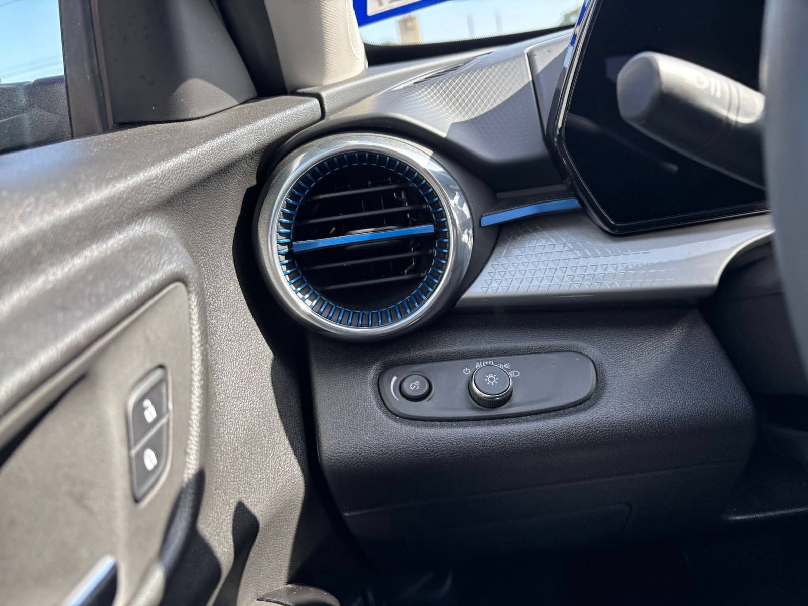 Thumbnail: 2025 Chevrolet Trax - 32