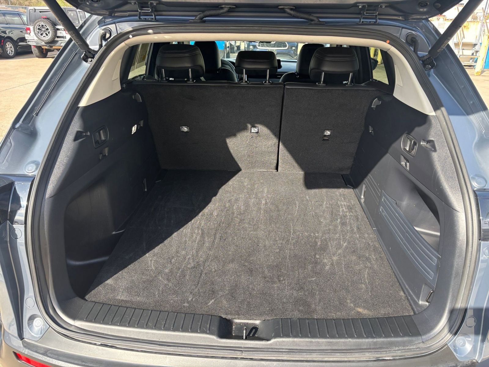 Thumbnail: 2025 Mazda CX-50 - 33