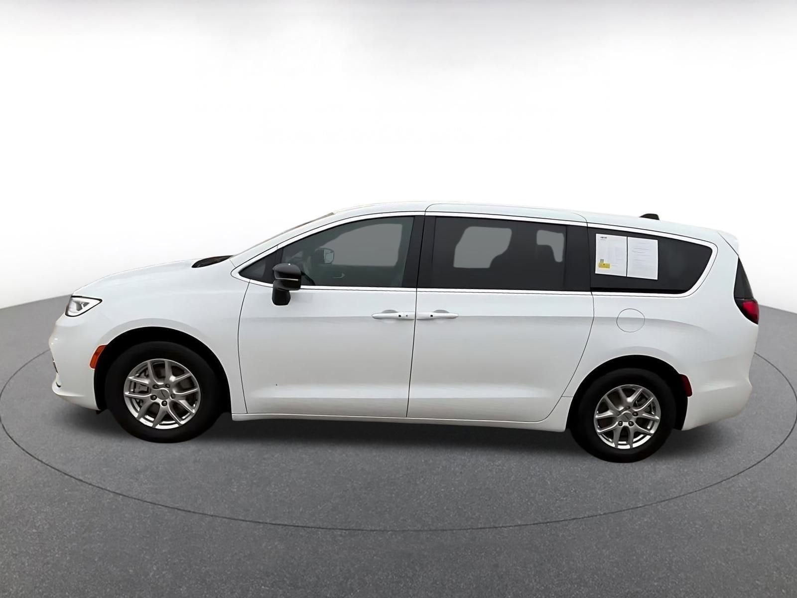 Thumbnail: 2025 Chrysler Pacifica - 9