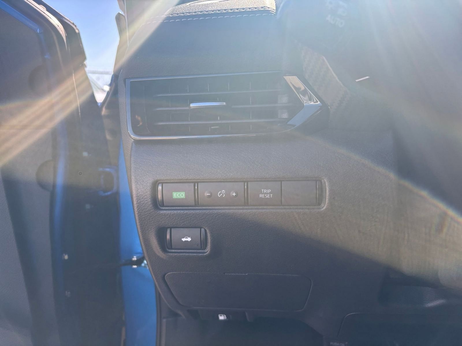 Thumbnail: 2025 Nissan Sentra - 32