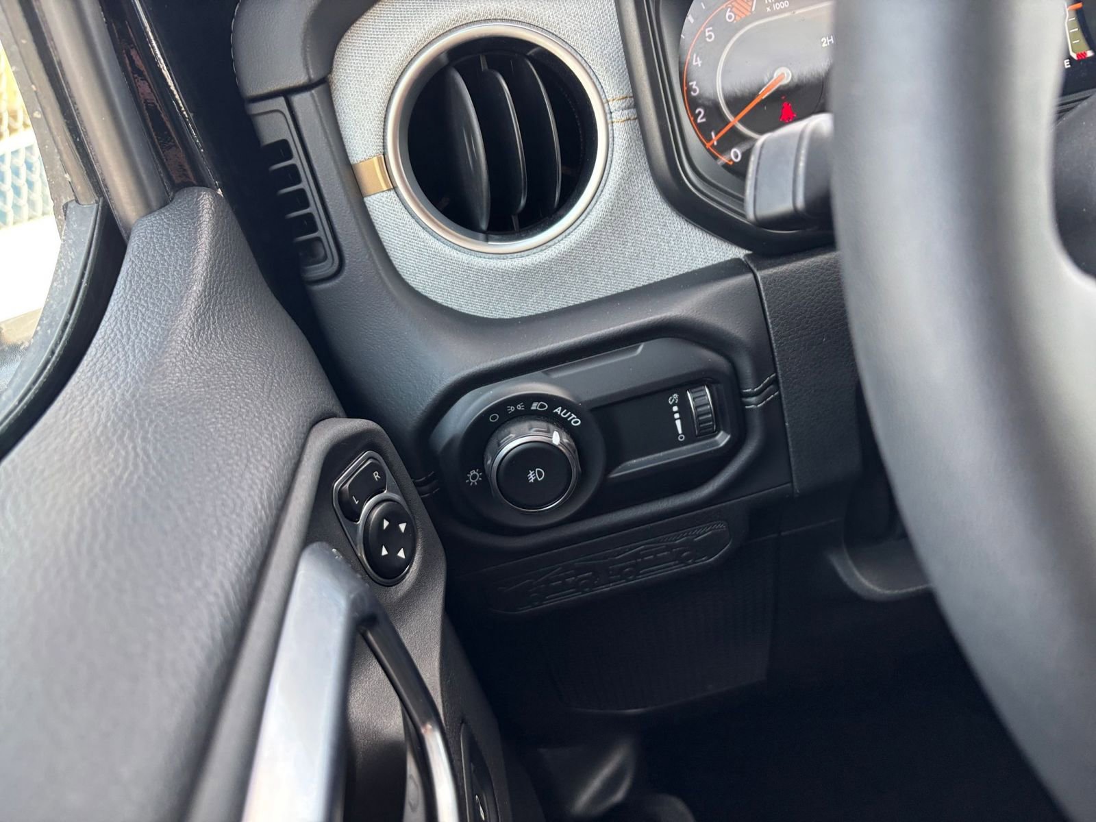 Thumbnail: 2025 Jeep Wrangler - 32