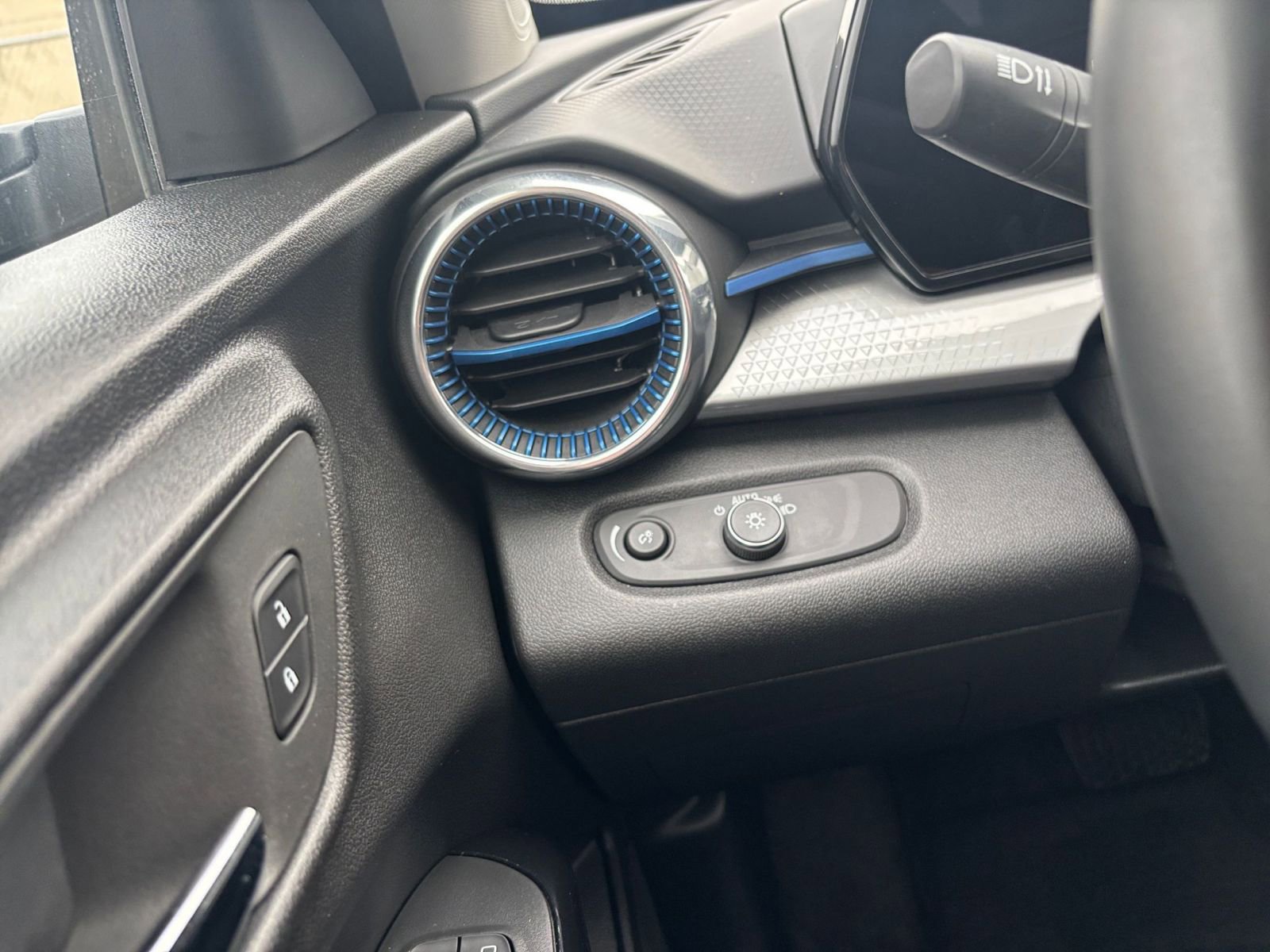 Thumbnail: 2025 Chevrolet Trax - 33