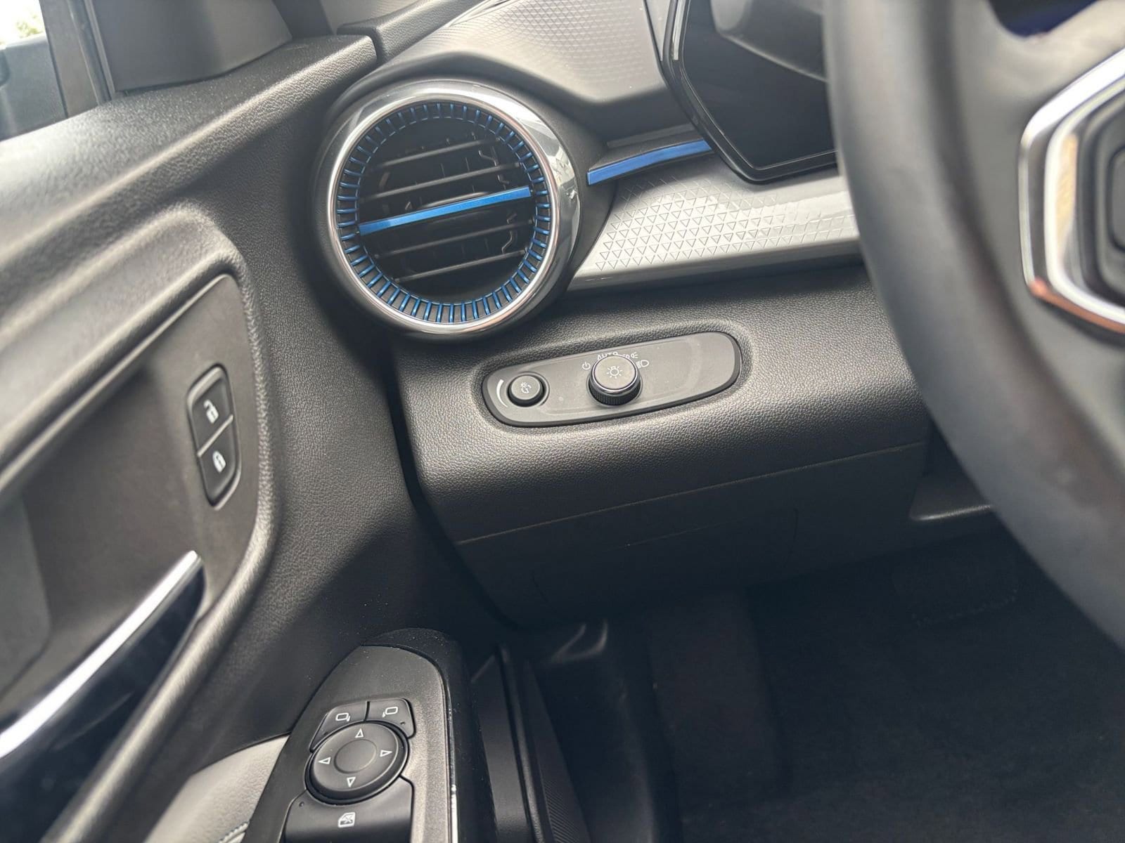 Thumbnail: 2025 Chevrolet Trax - 33