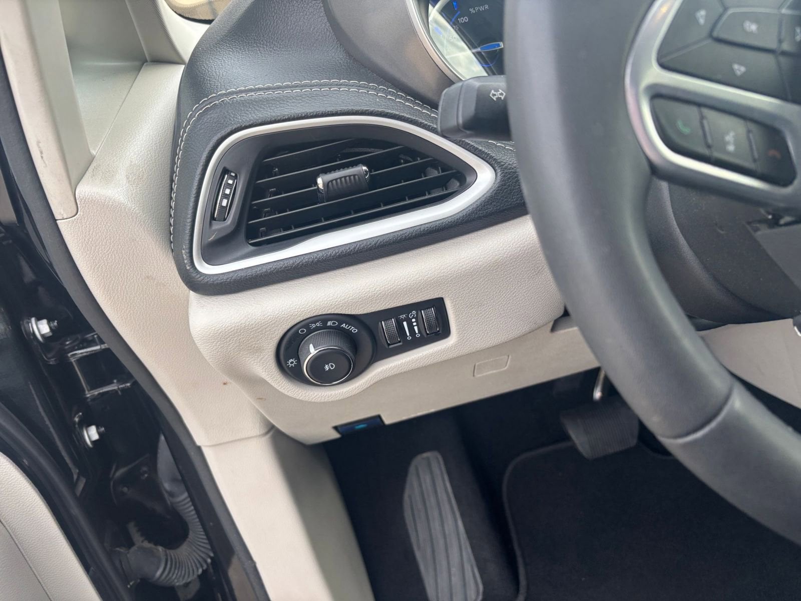 Thumbnail: 2023 Chrysler Pacifica - 35