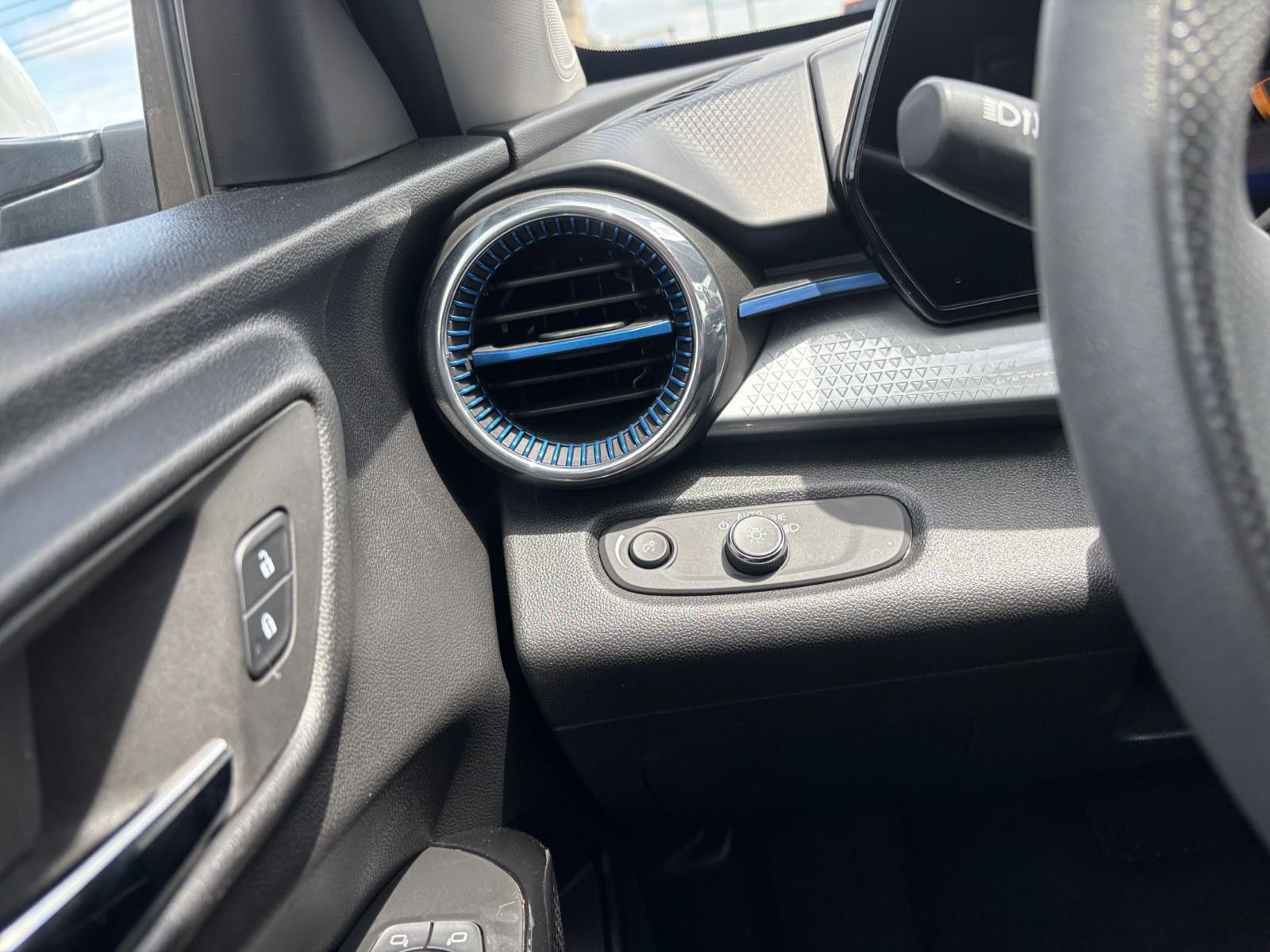 Thumbnail: 2025 Chevrolet Trax - 33