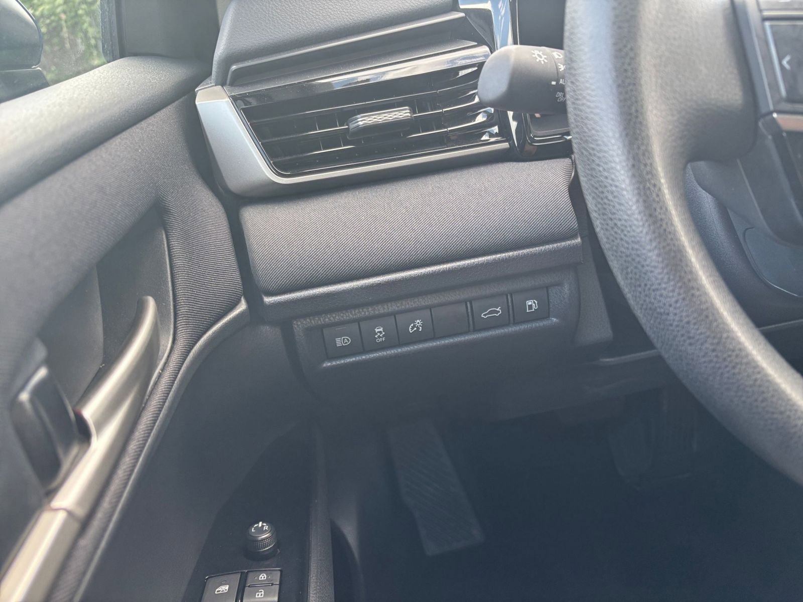 2025 Toyota Camry LE 28