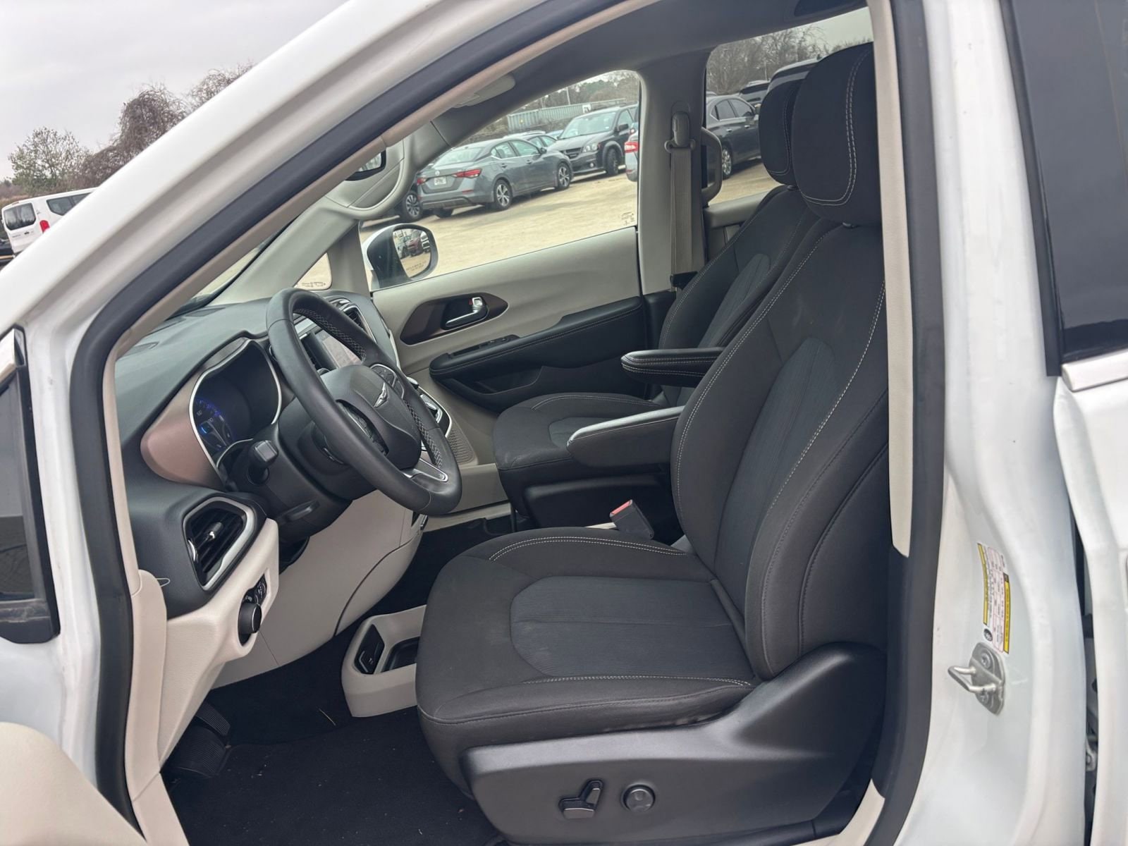 Thumbnail: 2023 Chrysler Voyager - 29