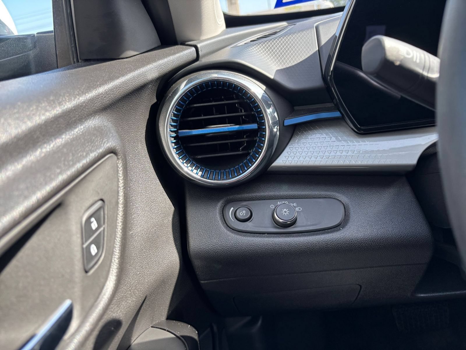 Thumbnail: 2025 Chevrolet Trax - 33