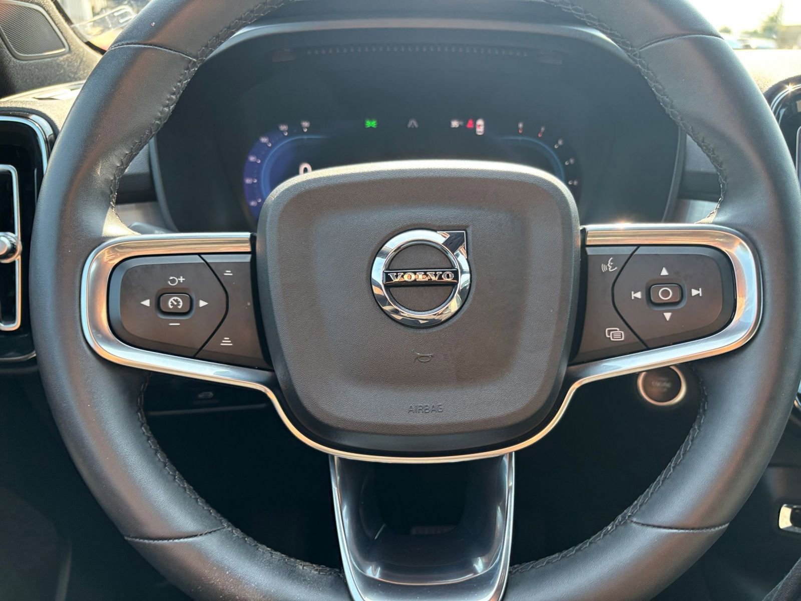 Thumbnail: 2024 Volvo XC40 - 28