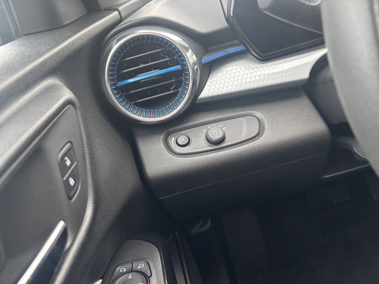 Thumbnail: 2025 Chevrolet Trax - 32