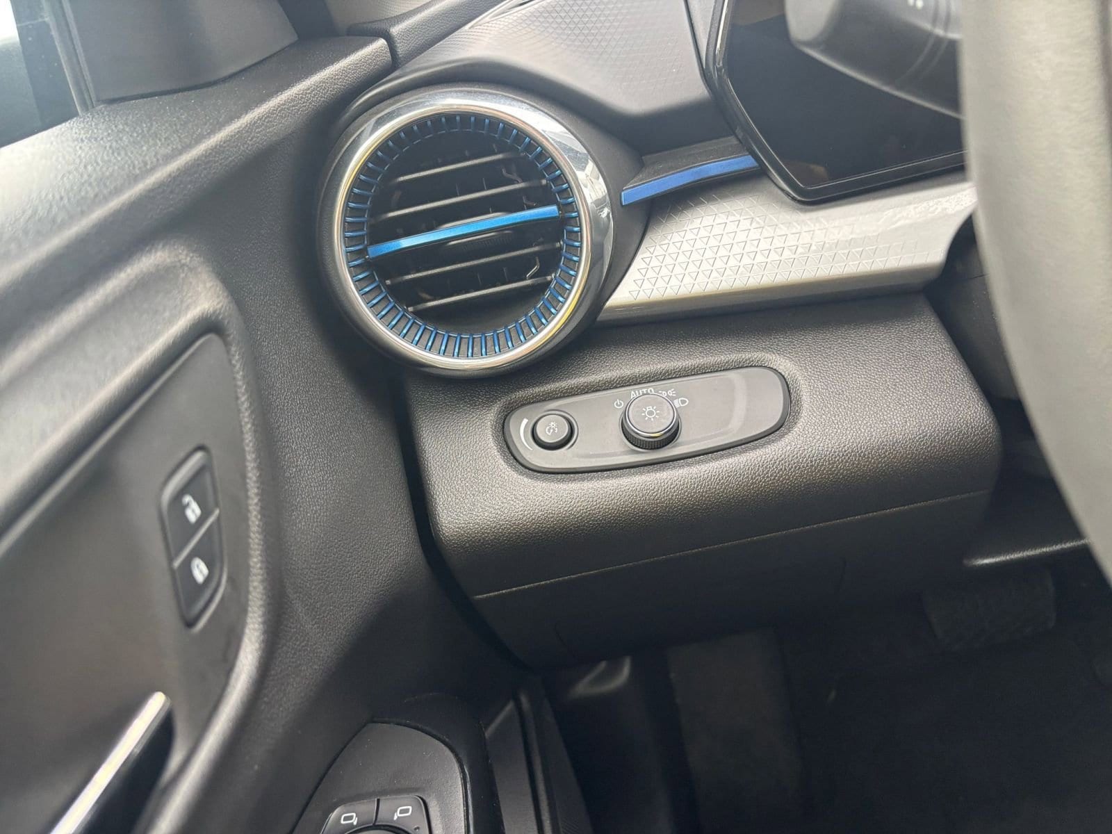 Thumbnail: 2025 Chevrolet Trax - 32