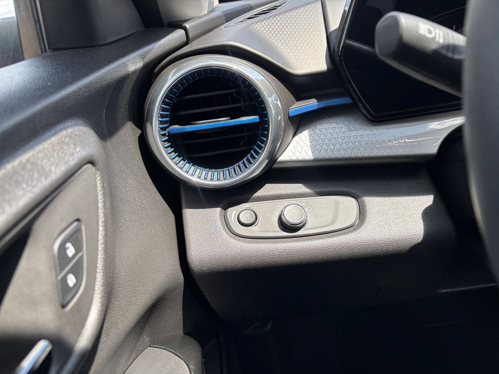 Thumbnail: 2025 Chevrolet Trax - 33