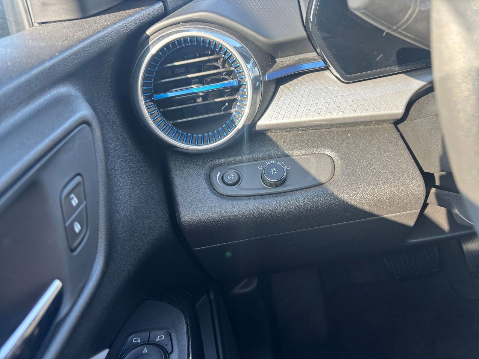 Thumbnail: 2025 Chevrolet Trax - 33