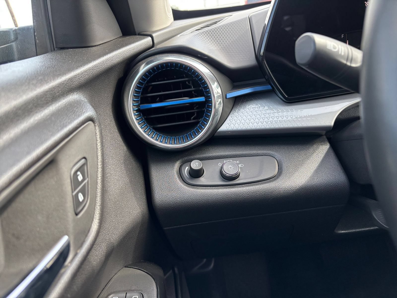 Thumbnail: 2025 Chevrolet Trax - 33