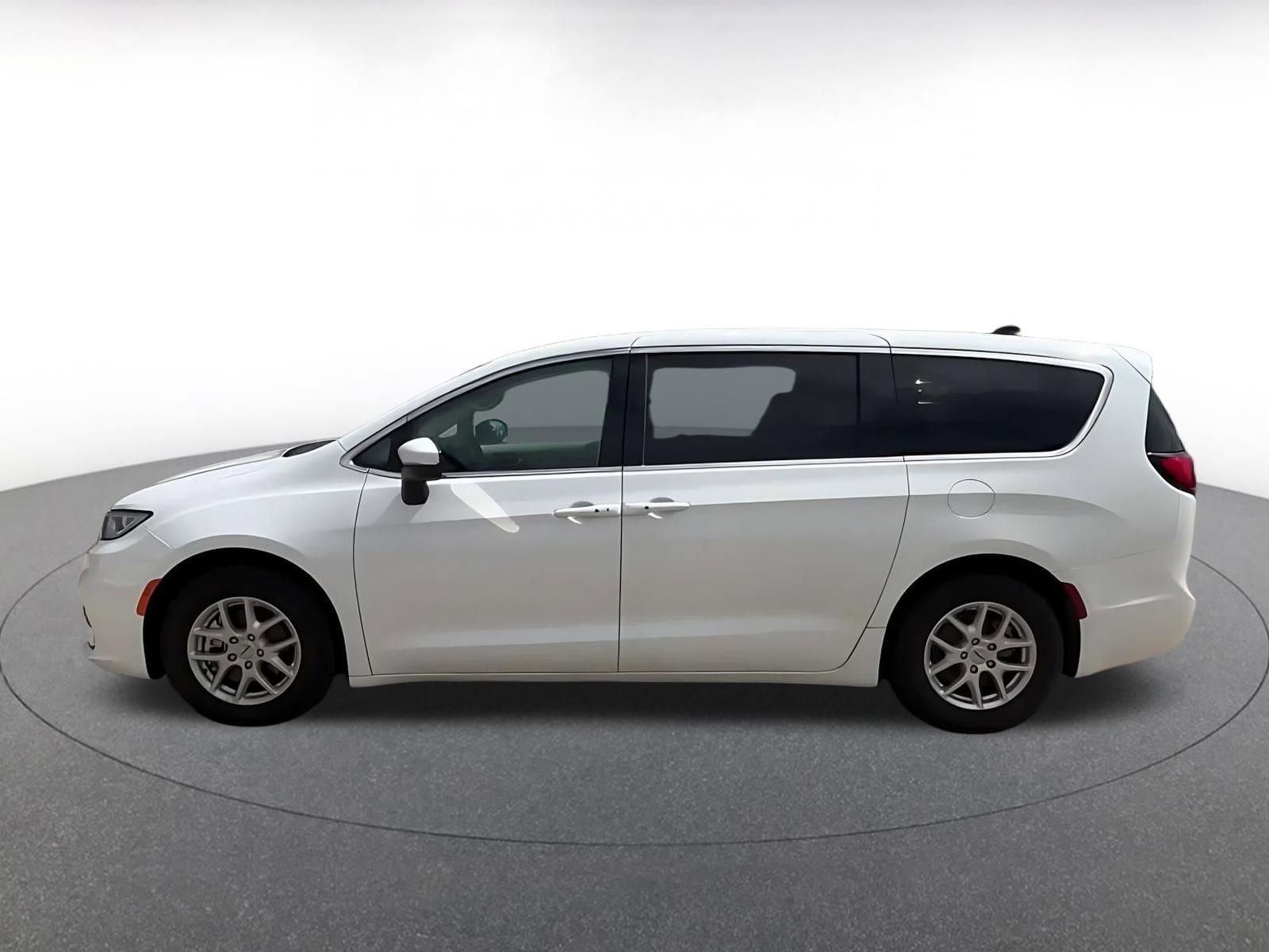 Thumbnail: 2023 Chrysler Pacifica - 9