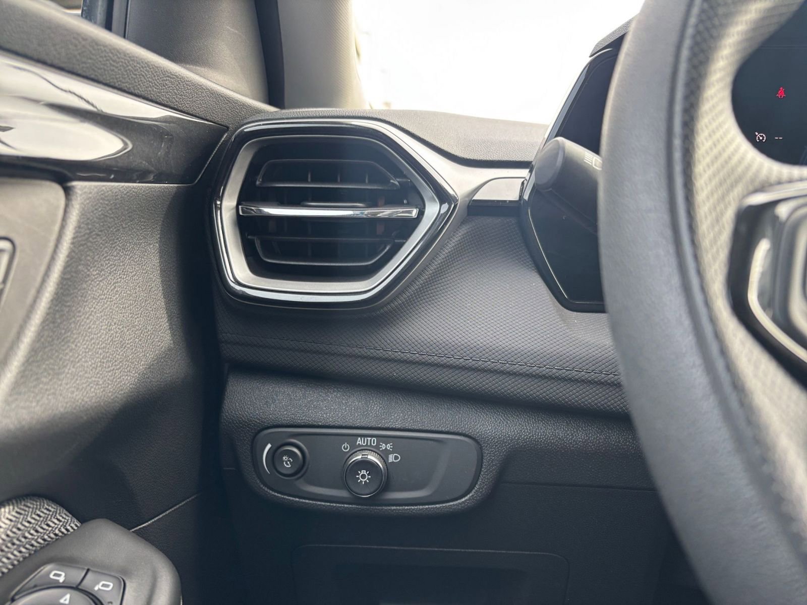 Thumbnail: 2025 Chevrolet TrailBlazer - 32