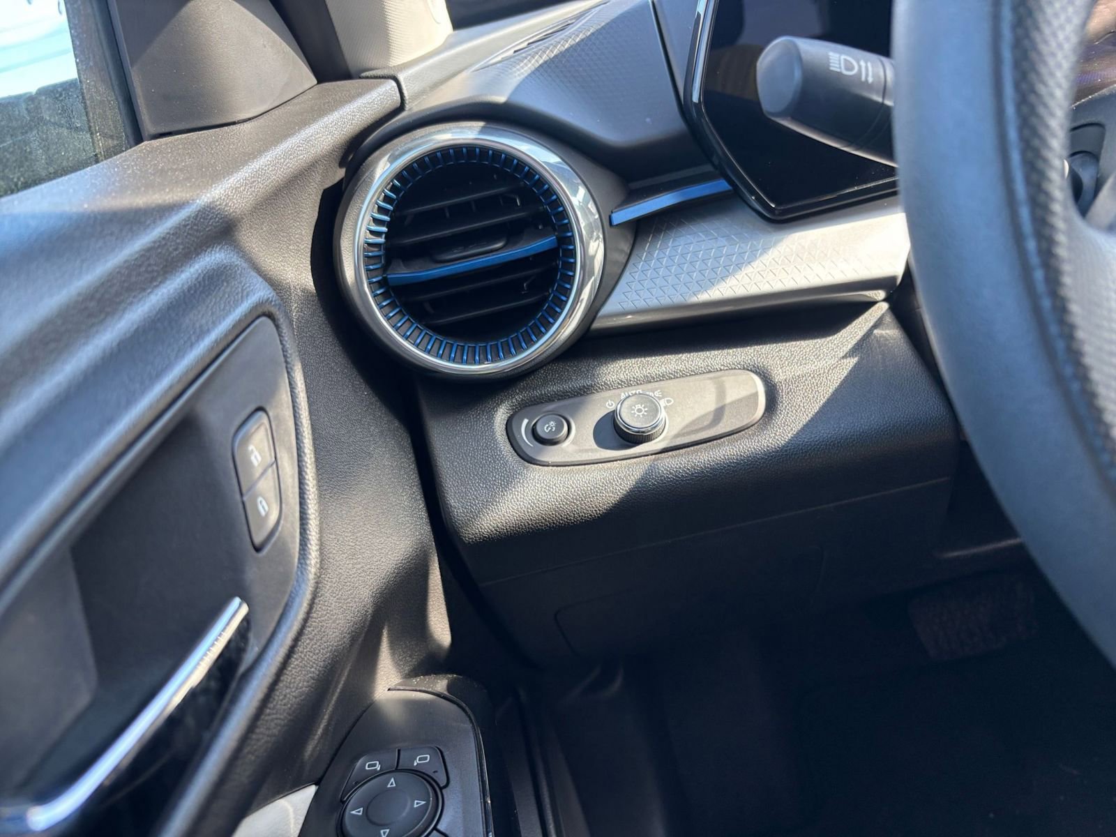 Thumbnail: 2025 Chevrolet Trax - 33