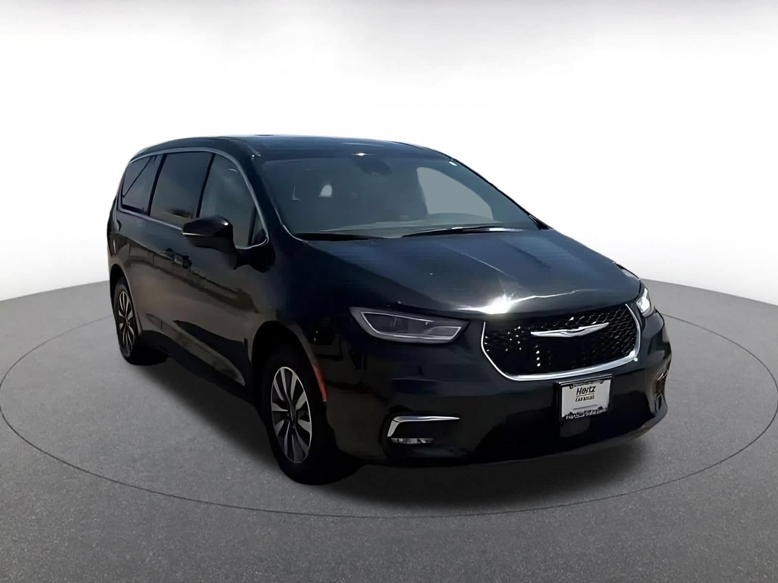Thumbnail: 2023 Chrysler Pacifica - 3